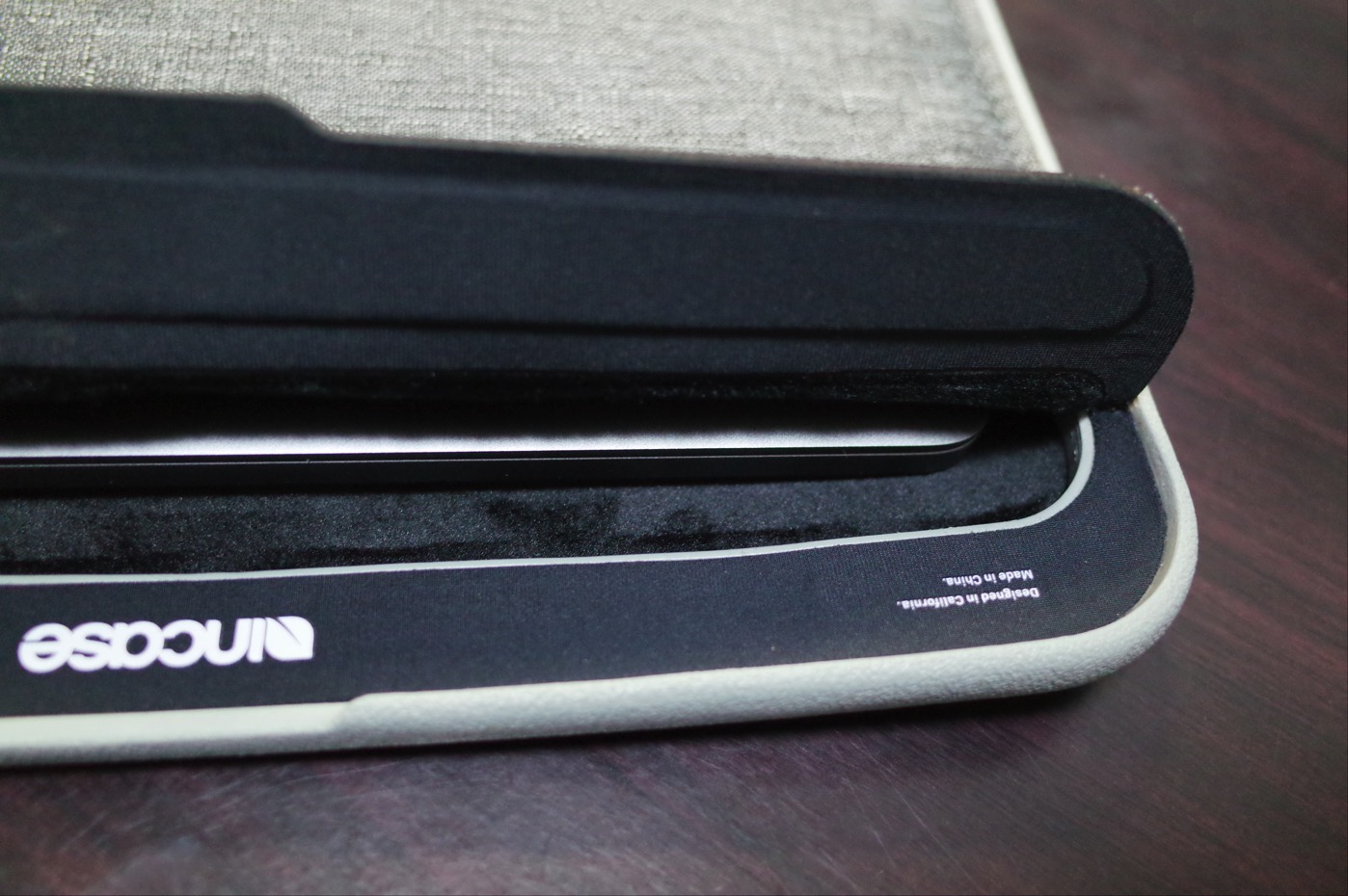 「Incase ICON sleeve for MacBook Pro」-4