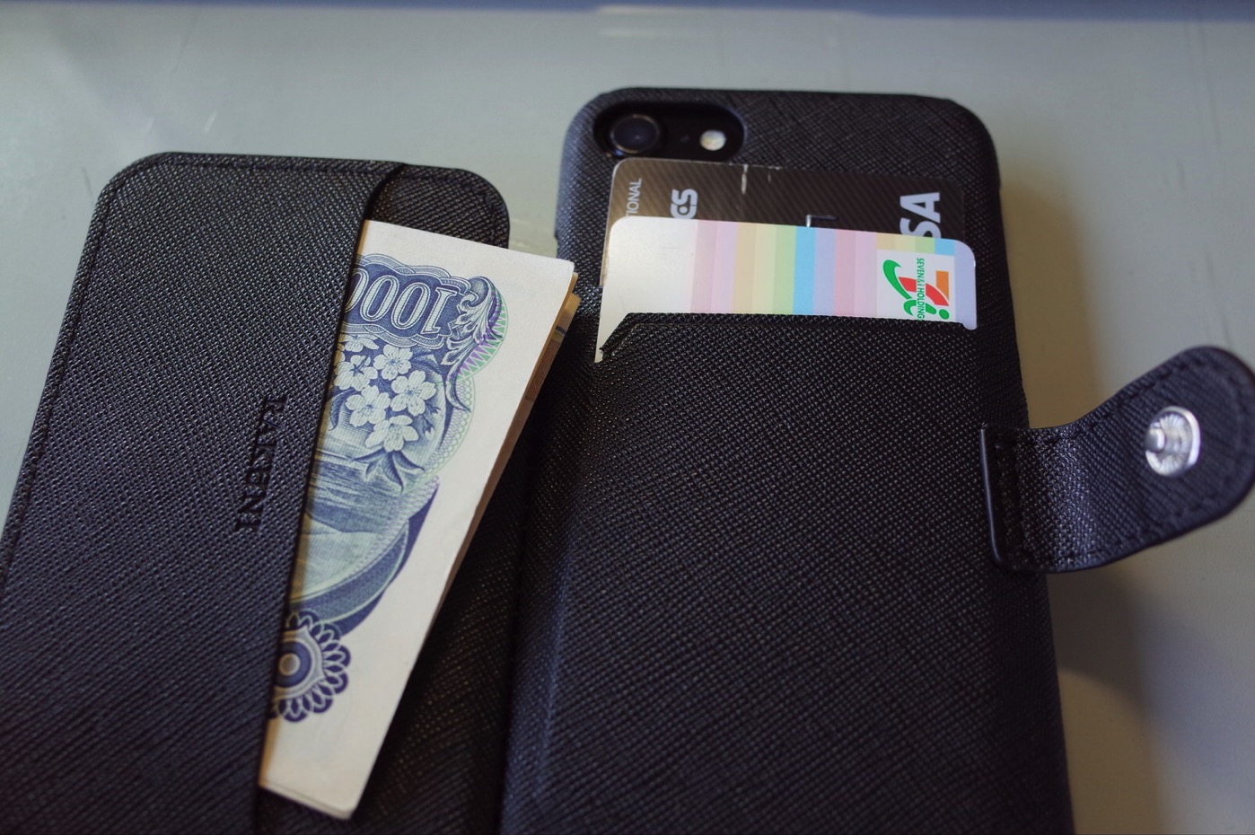 [iPhone]今話題のRAKUNI iPhone 7 (ブラック) PUレザー スタンド機能 カードケース を買ってみたよ