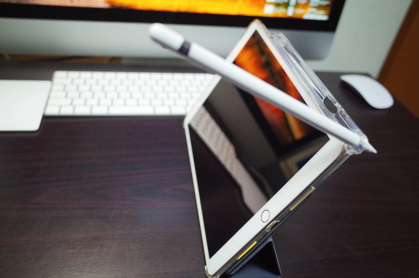 iPad Pro 10.5 ｹｰｽ Poetic -[Lumos Series]- ｱｯﾌﾟﾙ 10.5型 ｱｲﾊﾟｯﾄﾞ ﾌﾟﾛ 対応 [ｳﾙﾄﾗｽﾘﾑ] [TPU製 ｹｰｽ] Smart Keyboard 対応 Apple Pencil 収納ｽﾛｯﾄ付き (ｸﾘｽﾀﾙｸﾘｱ)-22