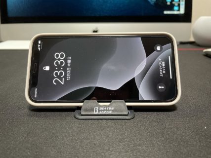 [iPhone]MagSafe対応iPhoneレザーウォレットにカード型スマホスタンドをいれたらとても便利になったよ